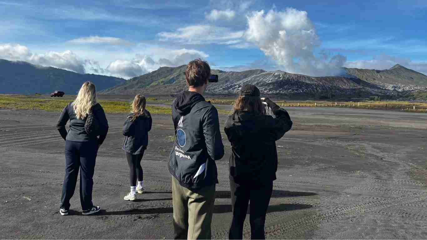 4 guest enjoy bromo lanscape