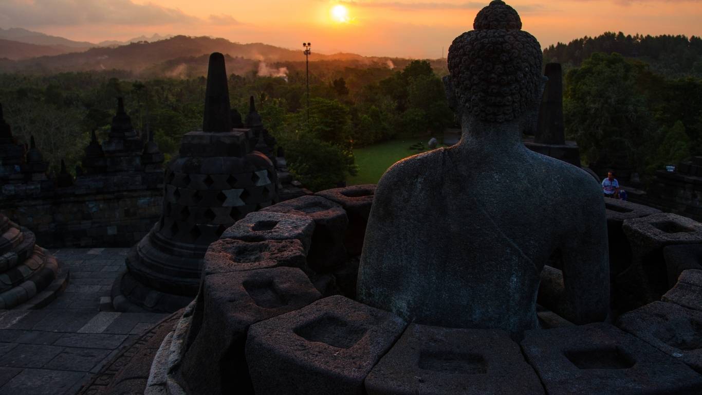 sunrire view from borobudur up